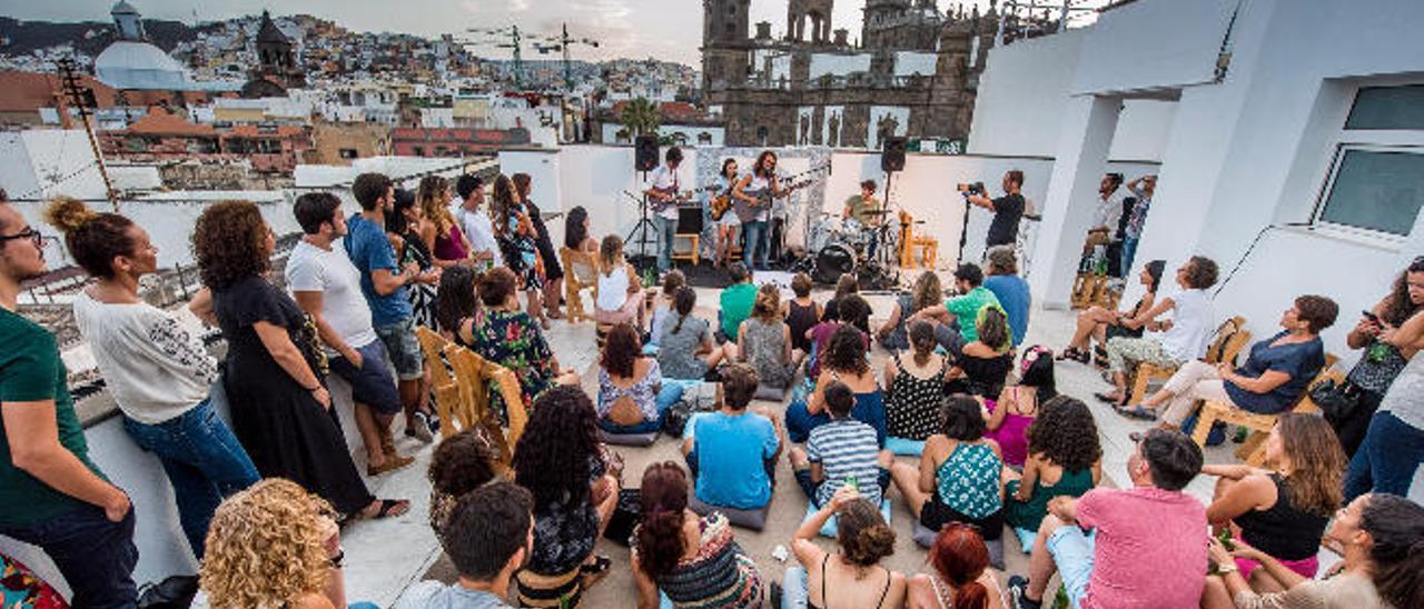 Concierto de La Volpe Band en una de las sesiones de Sofar Sound en la azotea del CAAM.