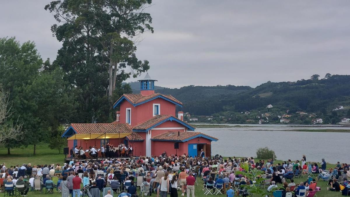 Espectacular concierto sobre la Hierba en Misiego: música y paisaje junto a la ría de Villaviciosa