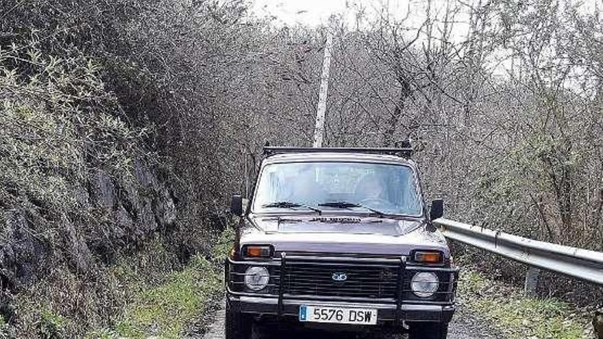 Un vehículo circulando por la pista de Los Torneros.