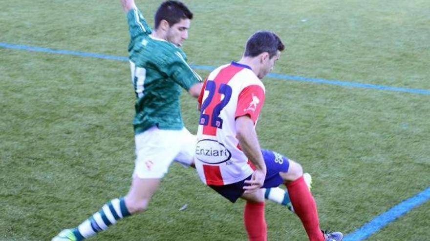 Una acción del encuentro del domingo entre Alondras y Racing de Ferrol. // Gonzalo Núñez