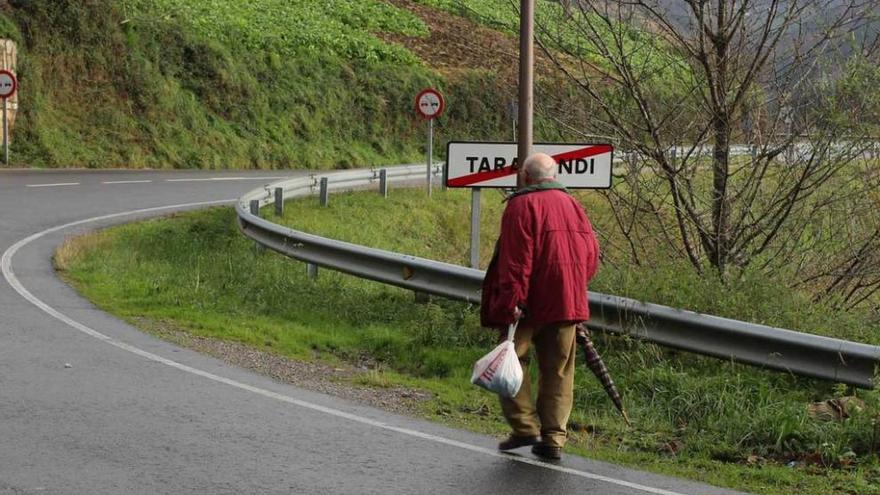 Un vecino camina en la zona de acceso a la capital.