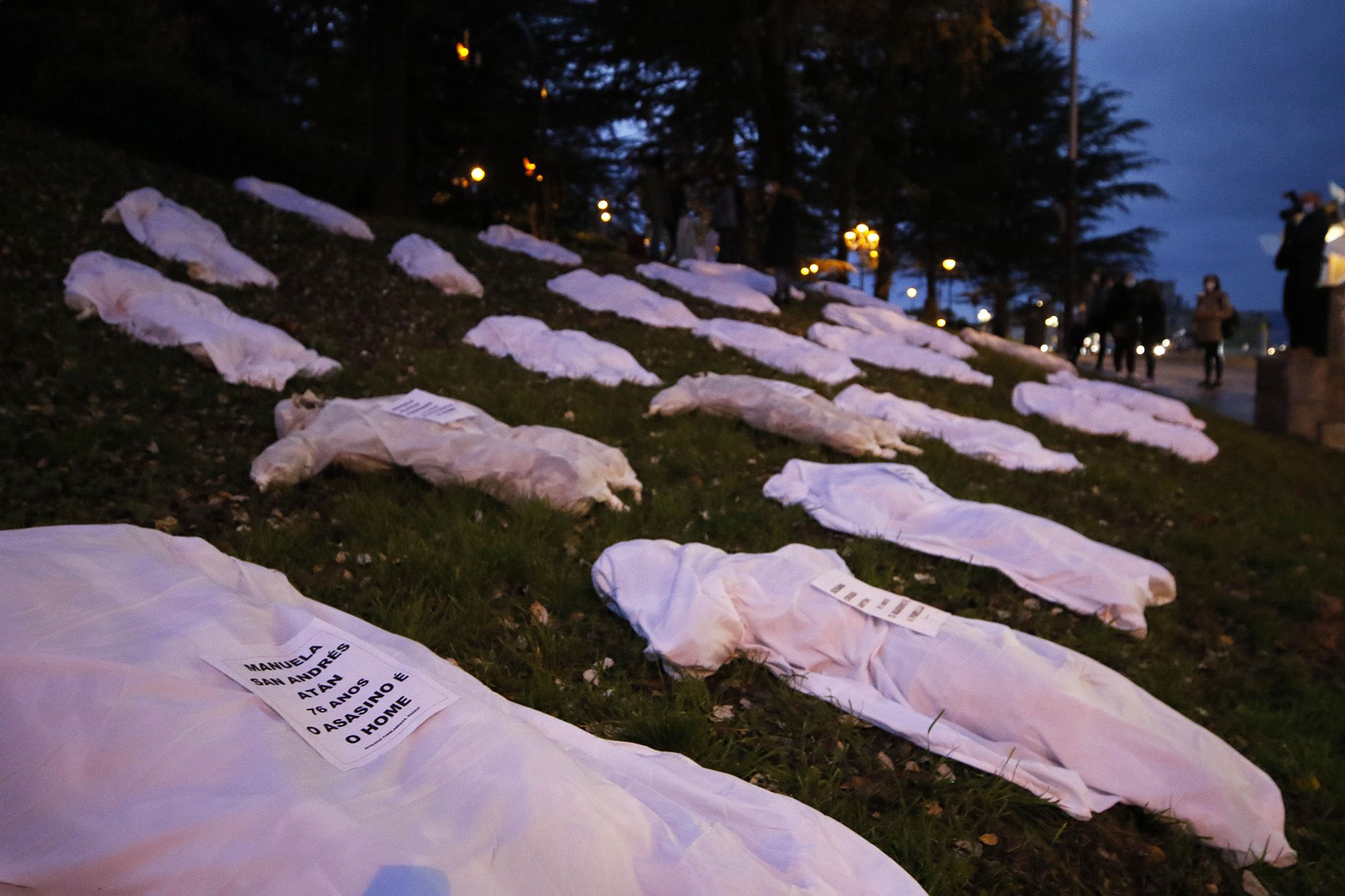 Acto reivindicativo representando simbólicamente mujeres asesinadas en el monte de O Castro por el 25N en 2020 Alba Villar.jpg