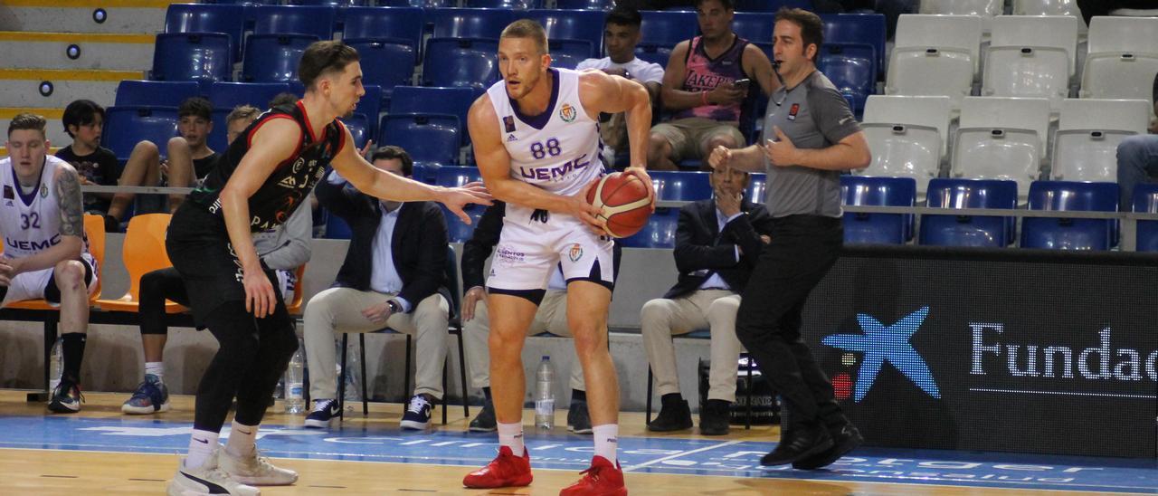 Van Beck marca a Gilbert, jugador del Valladolid