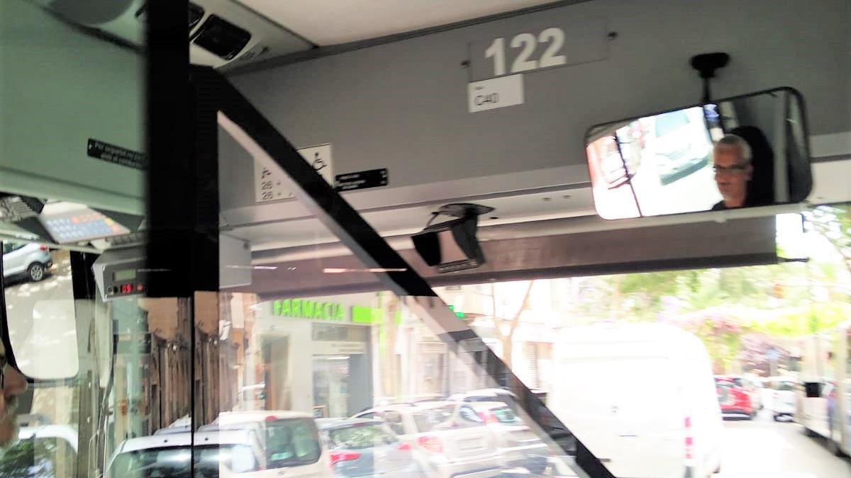 El chófer  no está obligado a conducir con mascarilla puesto que el bus dispone de mampara de separación.
