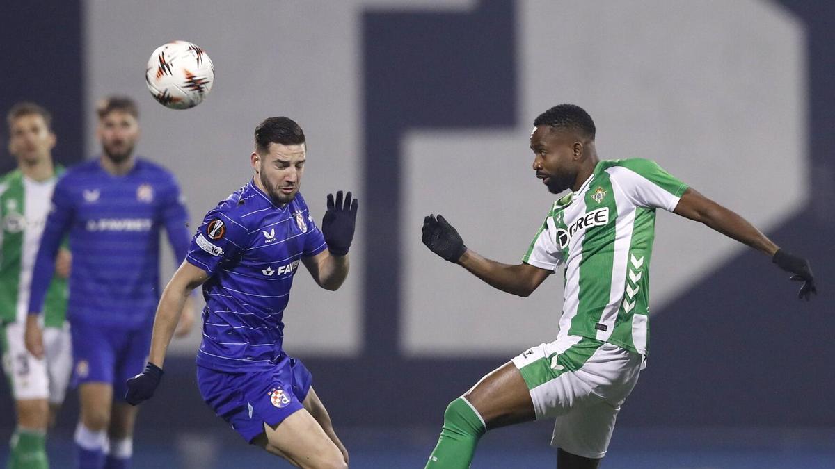 Marko Soldo pelea un balón con Cédric Bakambu en el Dinamo Zagreb-Betis de Europa League en el Stadion Maksimir