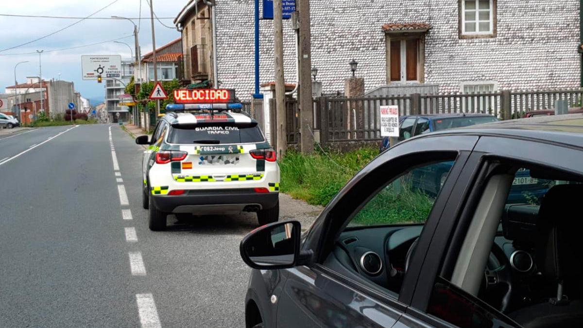 Radar móvil de la Guardia Civil en Pontecesures