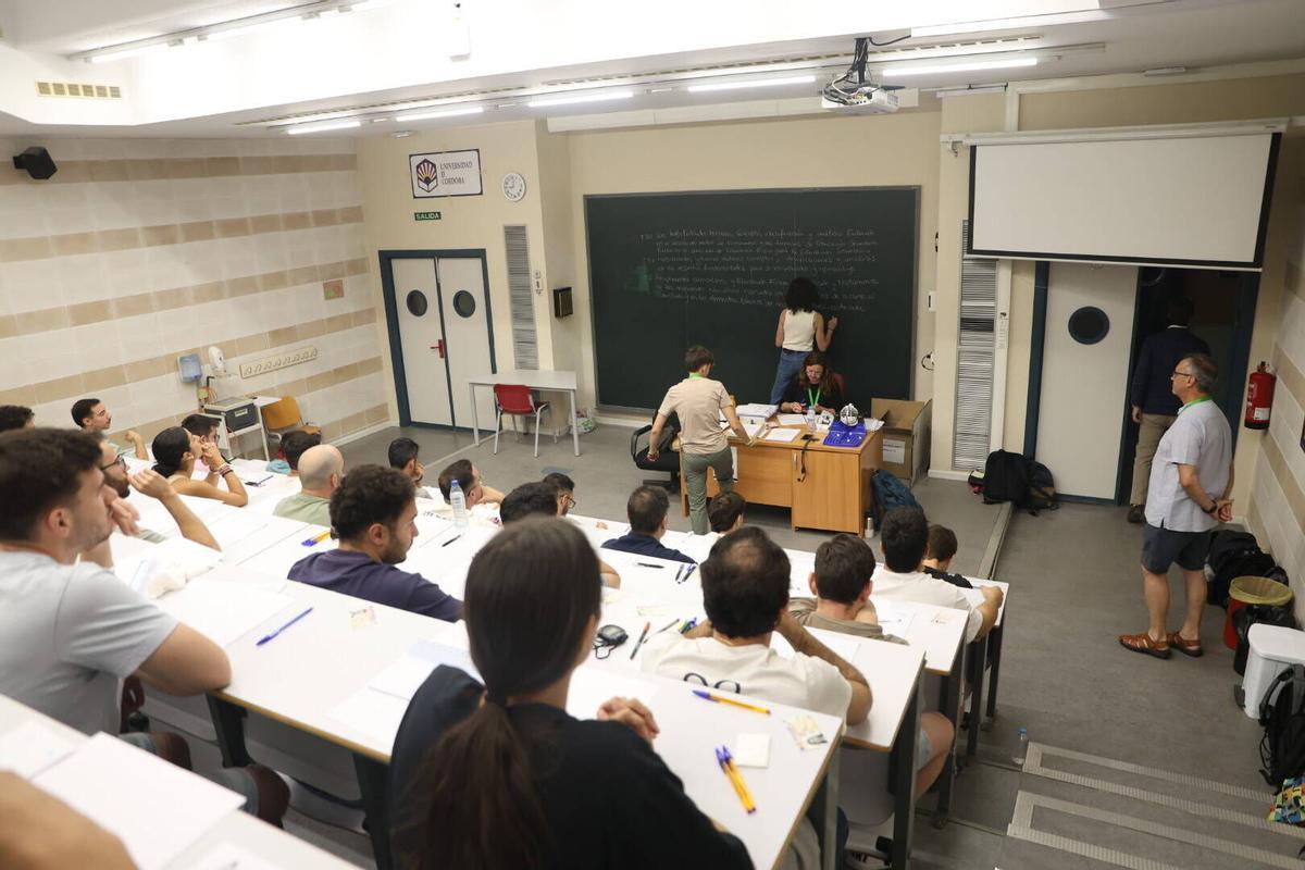 Más de 2.400 aspirantes a maestro se examinan en Córdoba