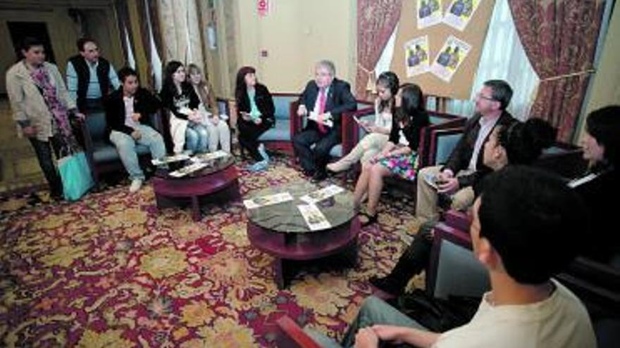 Román Antonio Álvarez, en el centro, junto a profesores y alumnos.