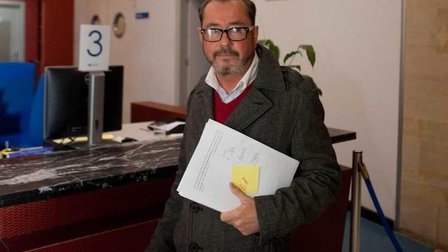 Enrique Rivero, ayer, en el Registro municipal, dispuesto a entregar las firmas contra el cambio de nombre de la calle Yela Utrilla.