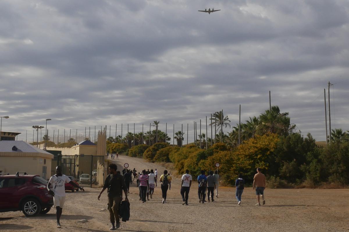 Más de 400 inmigrantes han entrado este viernes en Melilla tras saltar la valla fronteriza