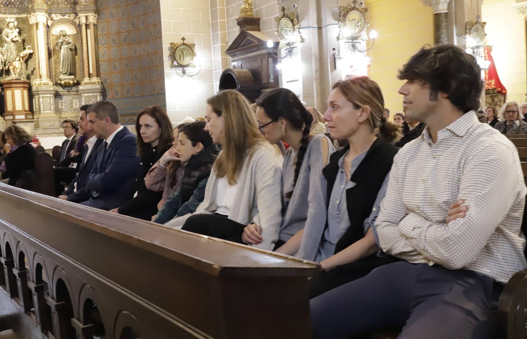 Sentida despedida a Anselmo López Acha, recibido en la iglesia con el himno del Oviedo
