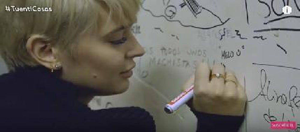 Laura Escanes firmando el muro de la sala Galileo Galilei