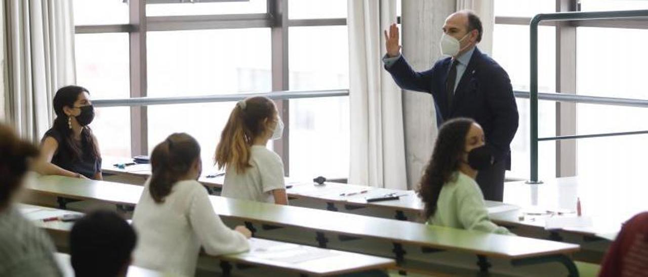 El Rector, Ignacio Villaverde, ayer saludando a unos alumnos antes de enfrentarse a una prueba de la EBAU en la Facultad de Economía y Empresa. | Luisma Murias