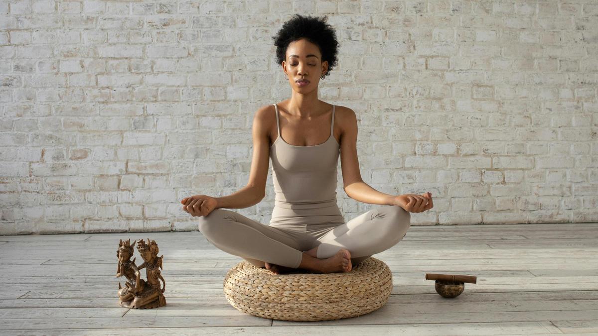 Mujer meditando en un gimnasio.