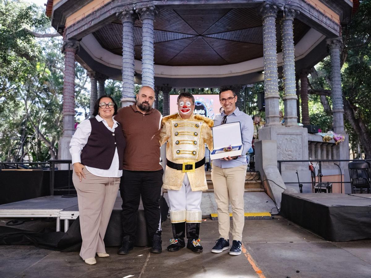 La Ni Fú-Ni Fá entrega su Payasito de Oro a EduCarnaval.