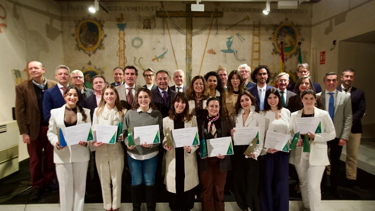 Foto de familia de los premiados.