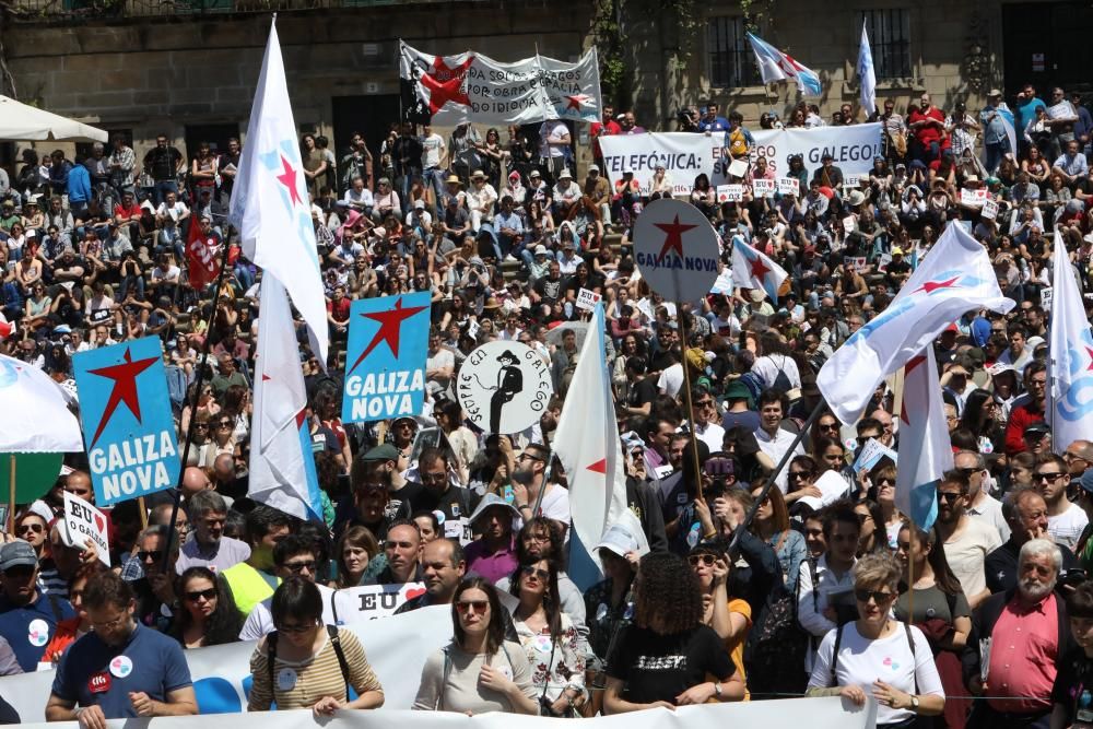 Milleiros de persoas reivindican o galego // X. Álvarez