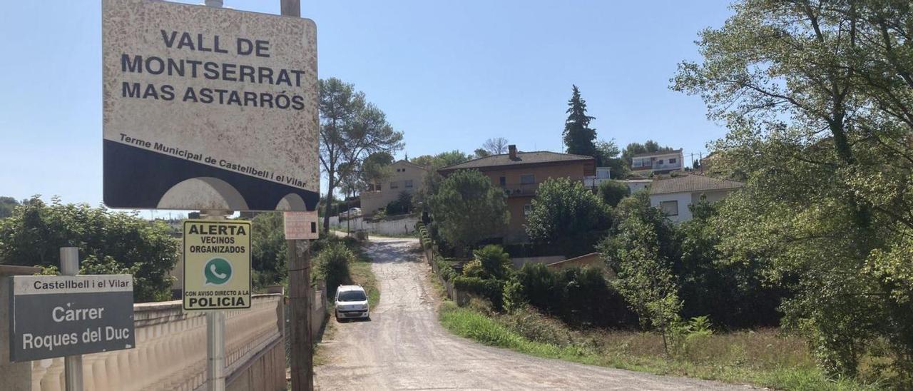 Un dels carrers, sense asfaltar, a la urbanització de la Vall de Montserrat