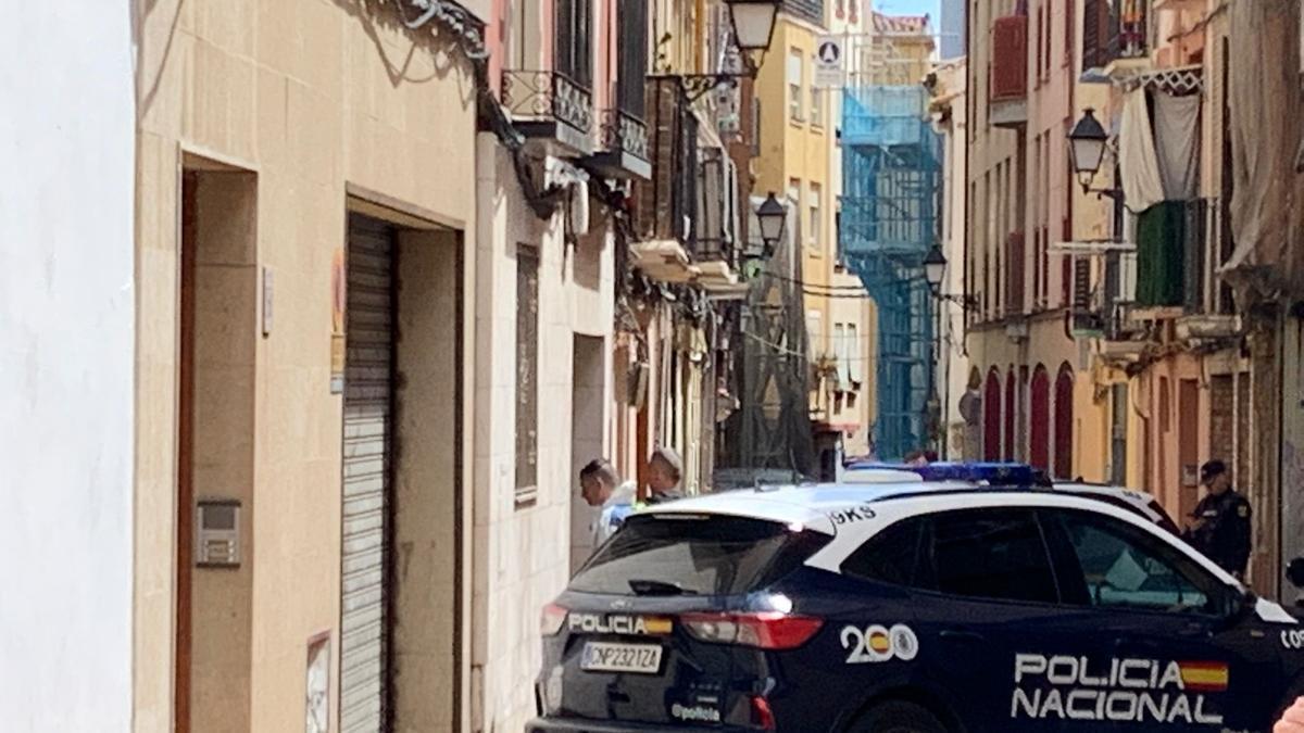 El detenido realiza una inspección ocular acompañado de los agentes, el sábado, en la calle Boggiero.