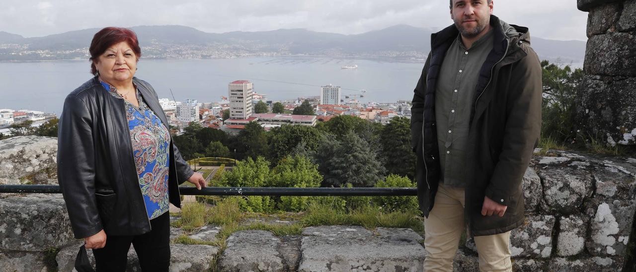 María del Carmen Fernández y Cristian González intercambian experiencias en el mirador del Castro