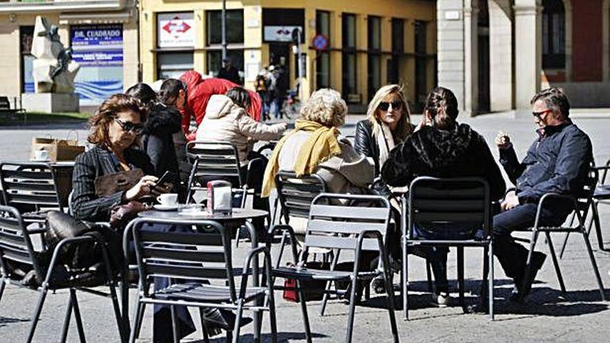 El sol y el aumento de la temperatura máxima anima a utilizar las terrazas.