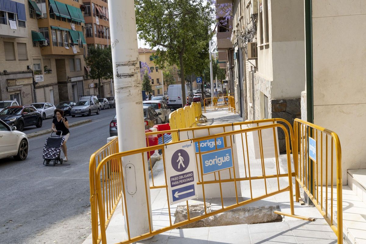 Primeros trabajos de urgencia en la calle Clara Campoamor, en el barrio ilicitano de Carrús