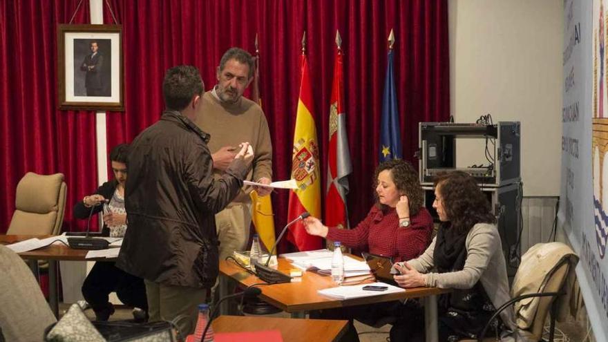 El alcalde Luciano Huerga y Juan Dúo negocian las mociones al comienzo de la sesión.