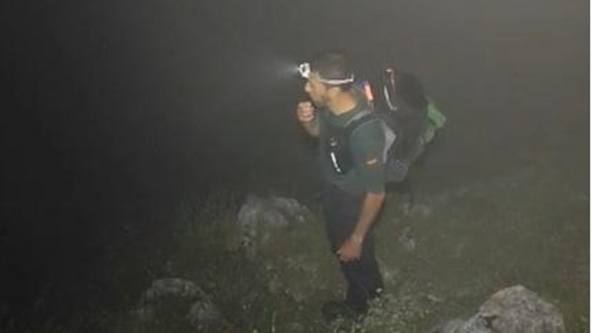 Un agente del GREIM con un silbato durante un operativo de rescate, en iuna imagen de archivo.