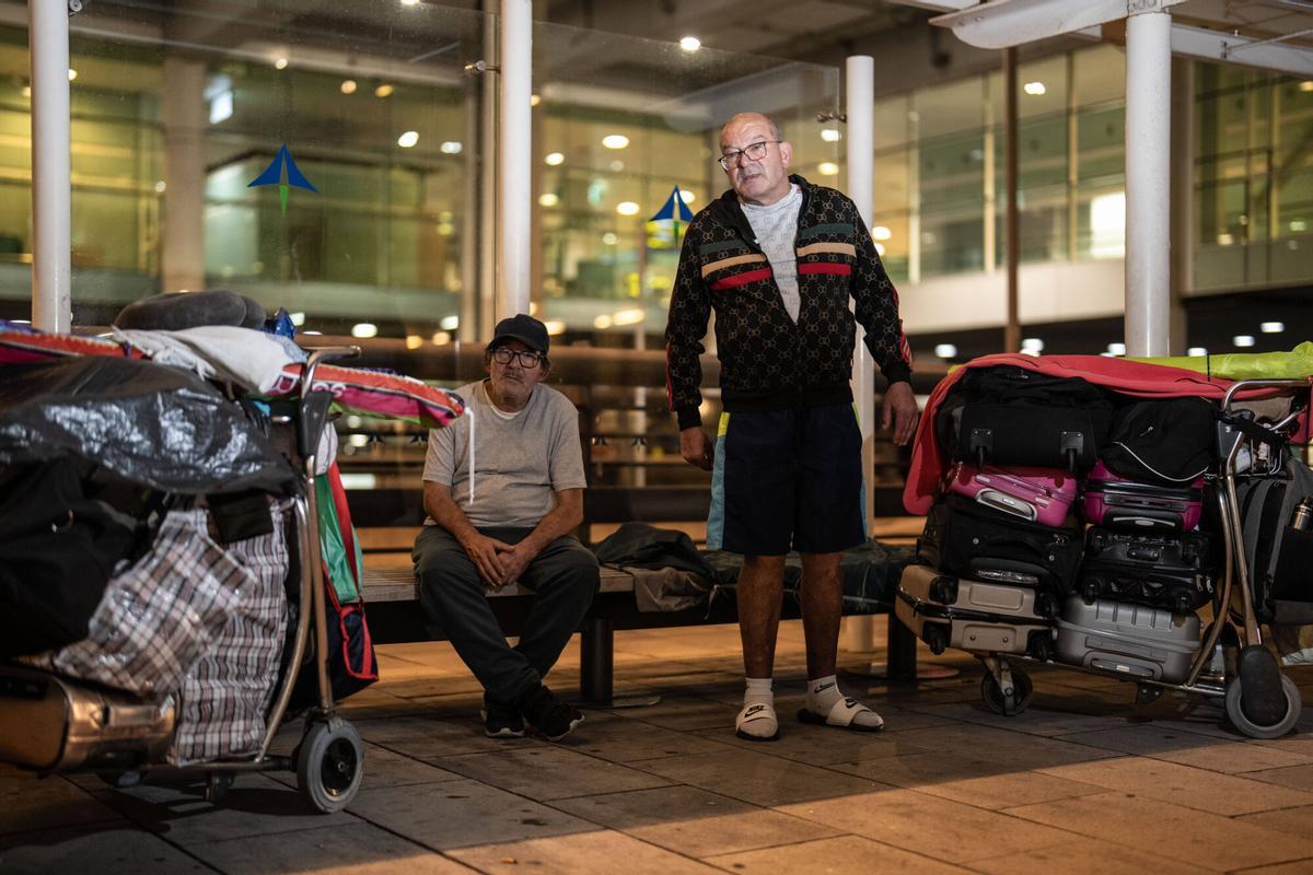 Emilio y Pedro, dos hombre sin hogar que duermen en los exteriores del aeropuerto de Barcelona.