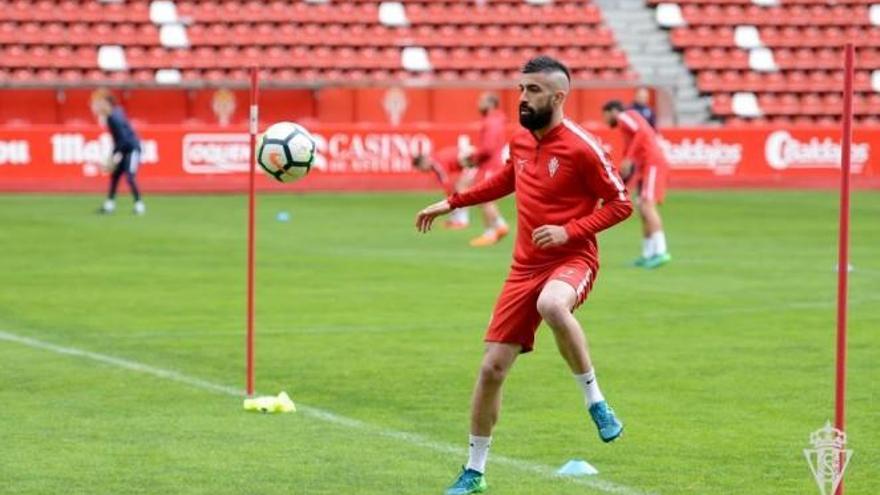 Santos, en el entrenamiento de esta mañana en El Molinón.