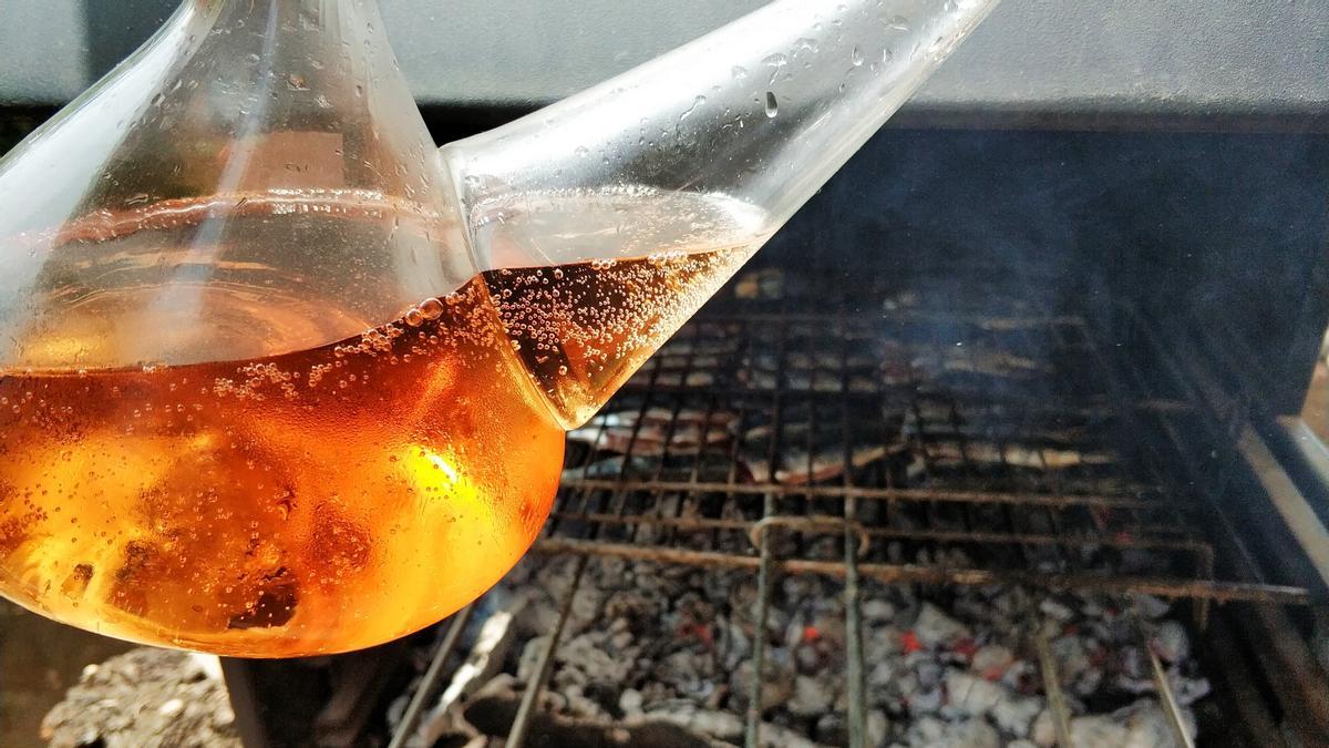 Un porrón de cava rosado y sardinas a la brasa.