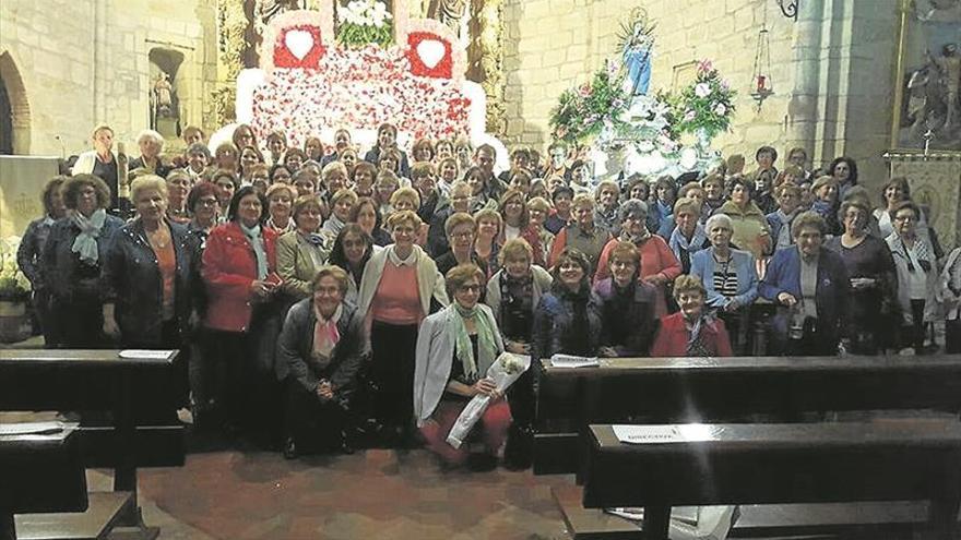 Las amas de casa nombran socia de honor a la Virgen del Salobrar