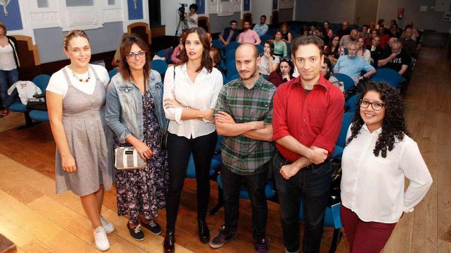 Por la izquierda, Aroa Tejero, Begoña Menéndez, Noemí Carro, Luis Nicieza, Alessandro Gentile y Lisset Realpe, ayer, en el Antiguo Instituto.