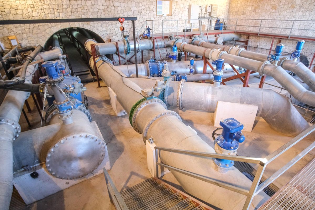 Infraestructura de canalizaciones del embalse del Toscar, uno de los principales del postrasvase Júcar Vinalopó, ubicado en Monóvar