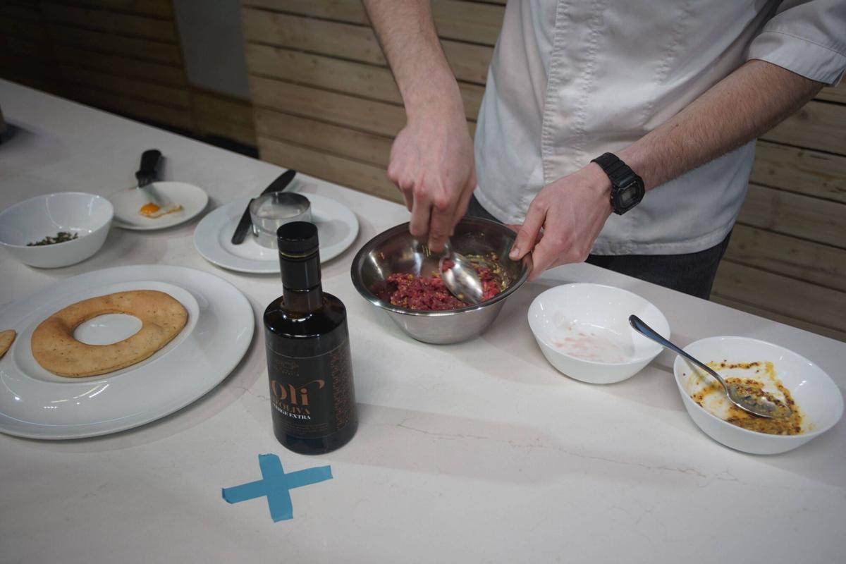 Un dels concursants elaborant l’steak davant del jurat