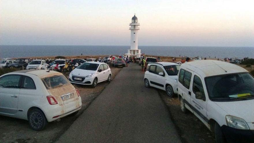 Fahrzeuge am Cap de Barbaria auf Formentera.