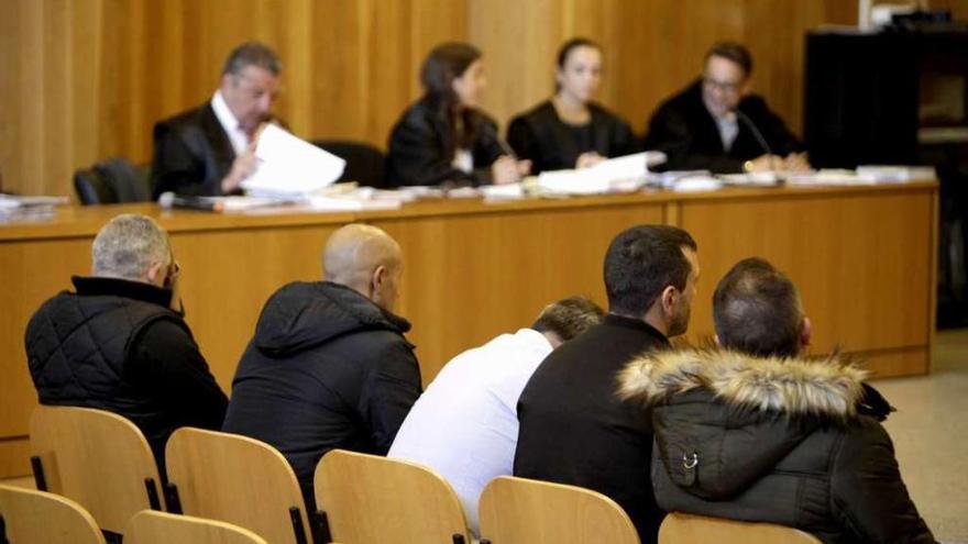 Parte de los acusados, durante el juicio que se inició ayer en la Audiencia coruñesa.