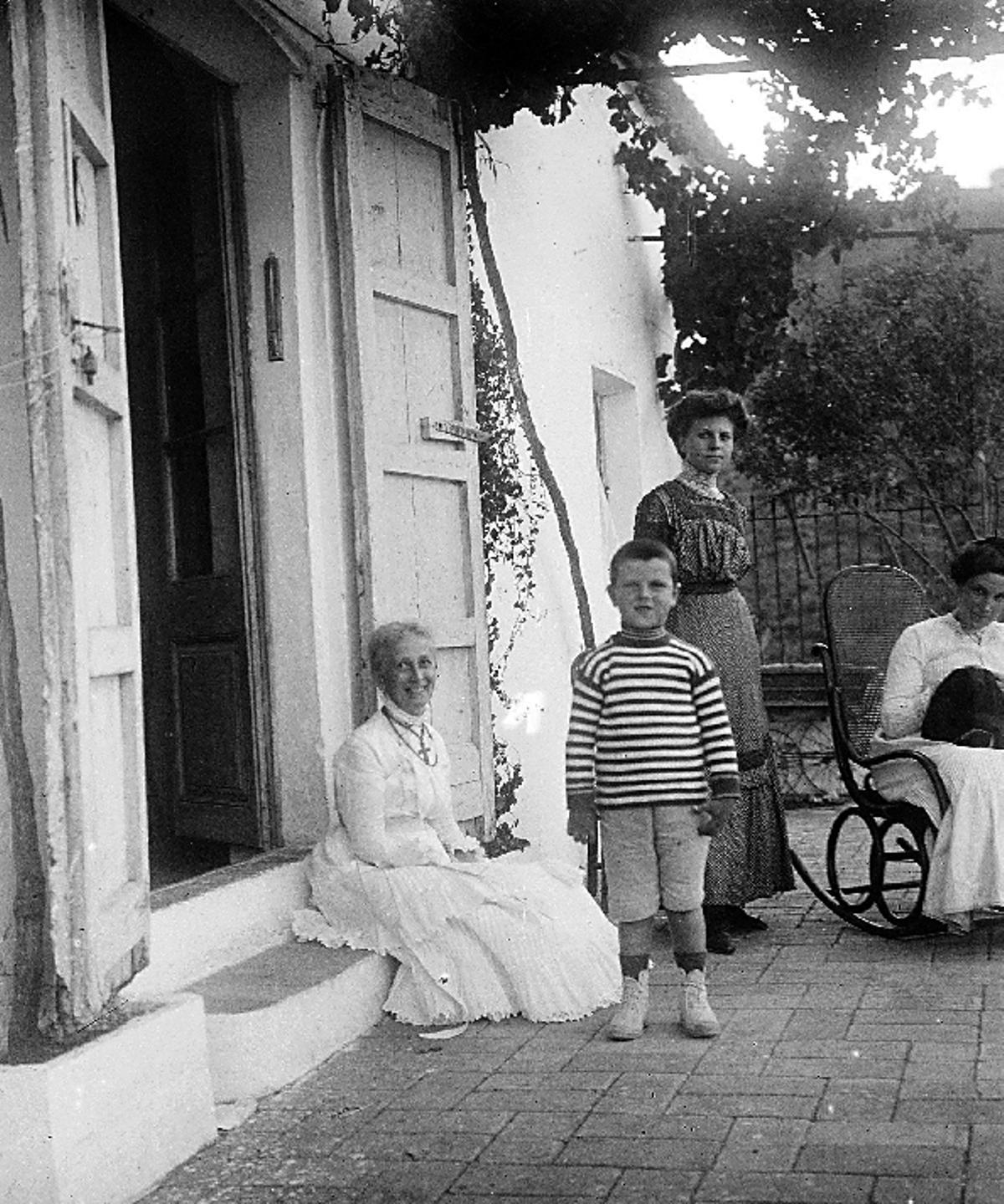 Isabel Aymar, Félix Camprubí Darna, Zenobia i Eugenia Darna