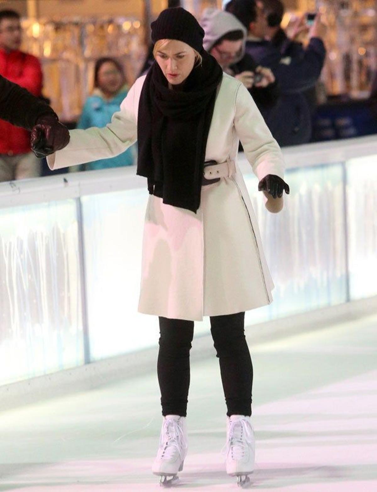 Kate Winslet, concentrada en el rodaje de su nueva película 'Collateral Beauty'. La actriz está pendiente de no caerse mientras está patinando sobre hielo.