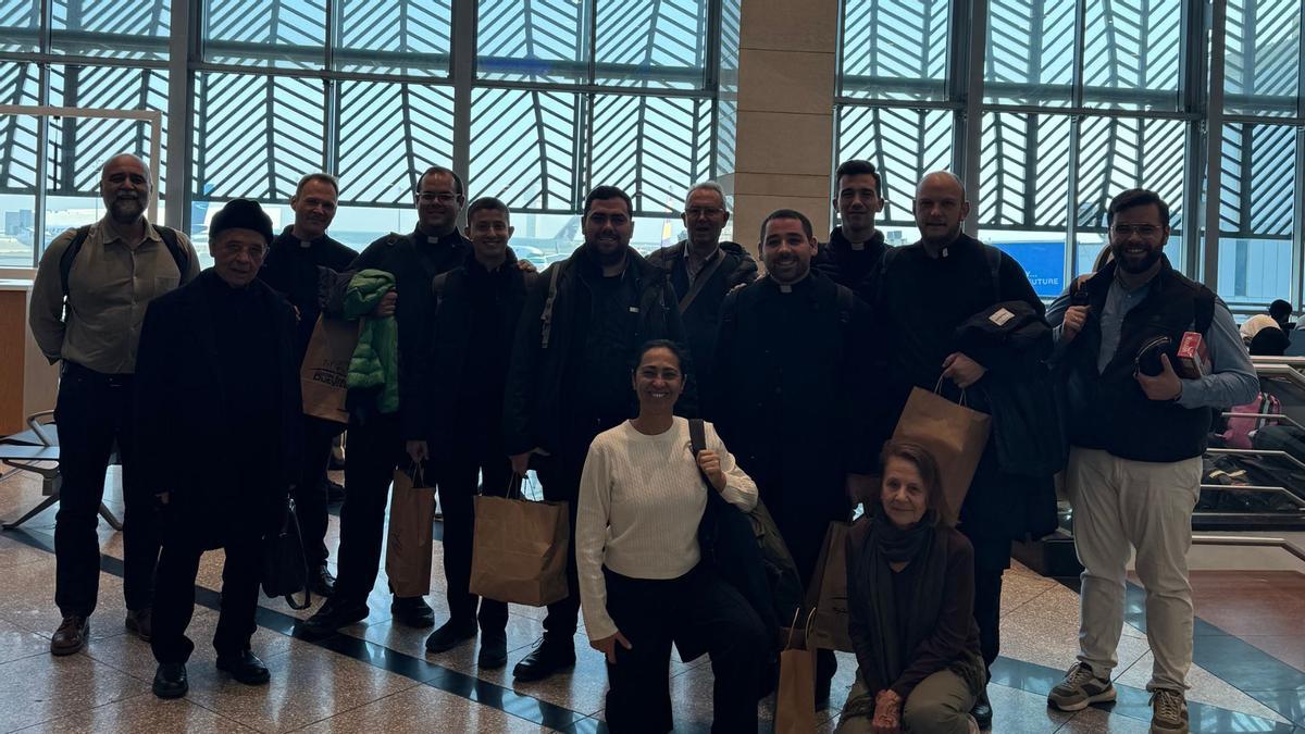 Grupo de malagueños en el Cairo de regreso a Málaga.