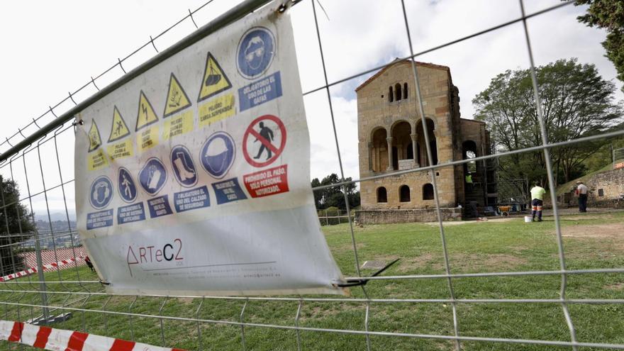 Santa María del Naranco, vallada por las obras para acabar con sus humedades