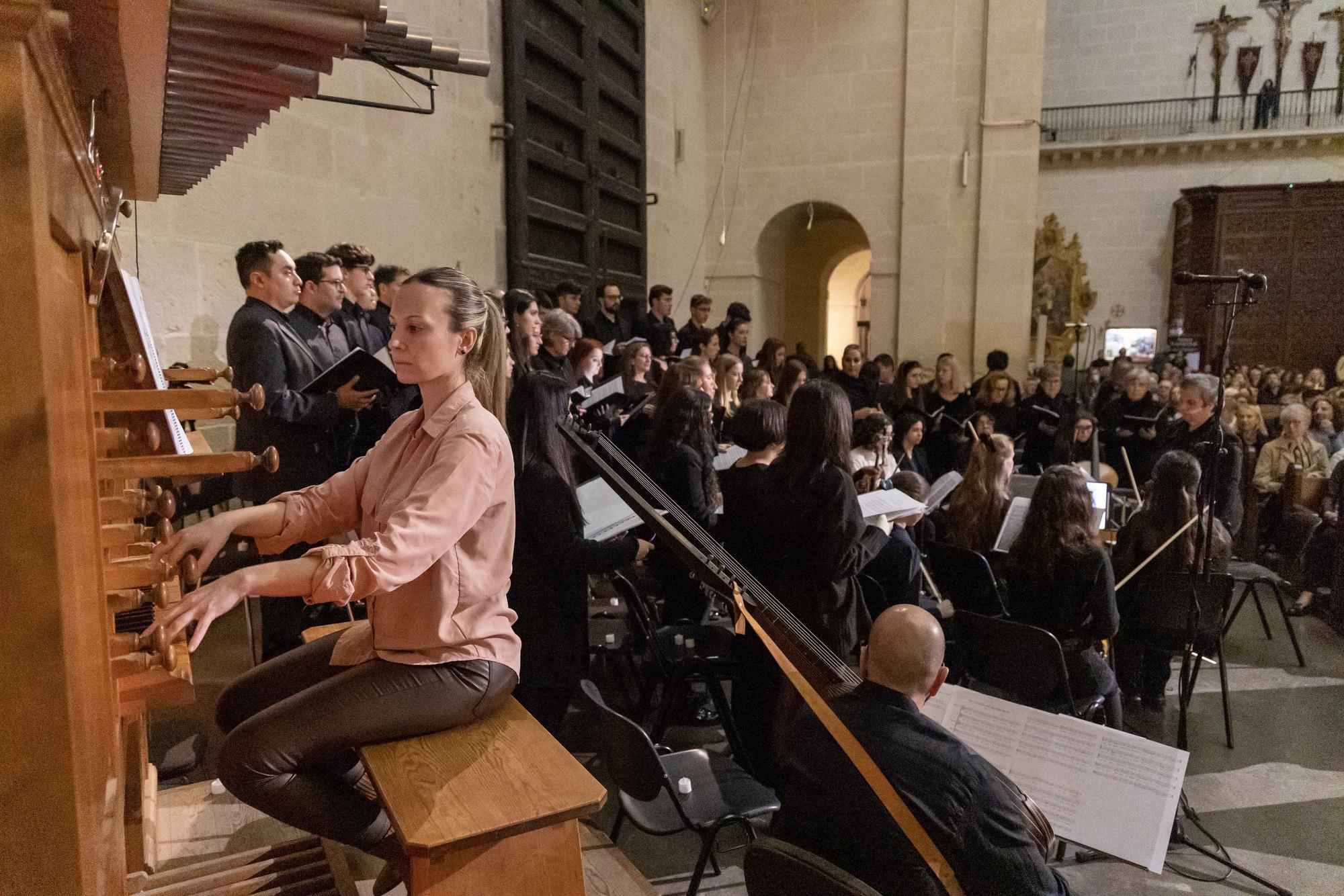 Alumnos del Conservatorio José Tomás de Alicante interpretan la Pasión en la Concatedral de San Nicolás