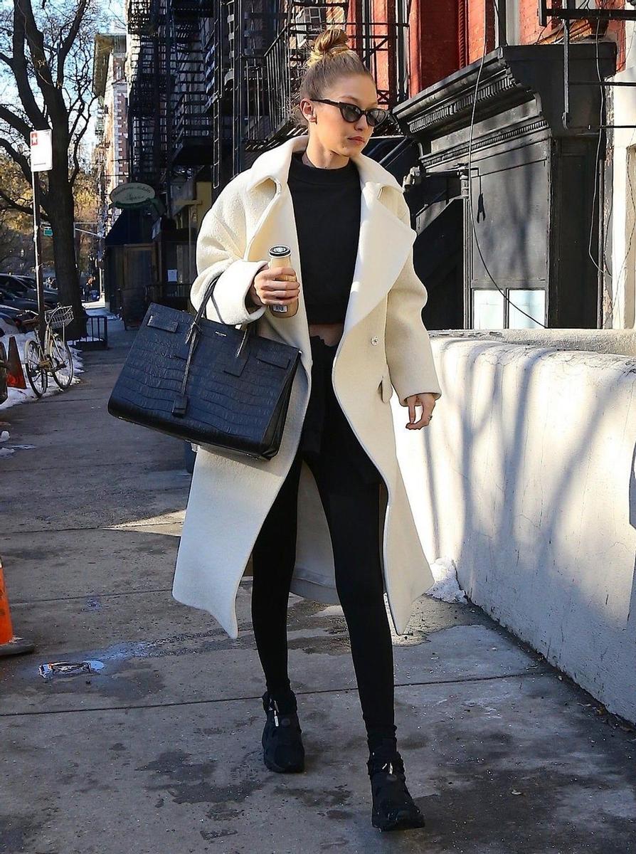 Gigi Hadid con abrigo blanco