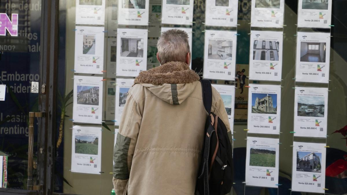 Un compostelano observa los anuncios de alquiler en una inmobiliaria