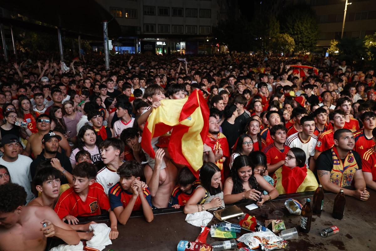 Los compostelanos vibran con La Roja