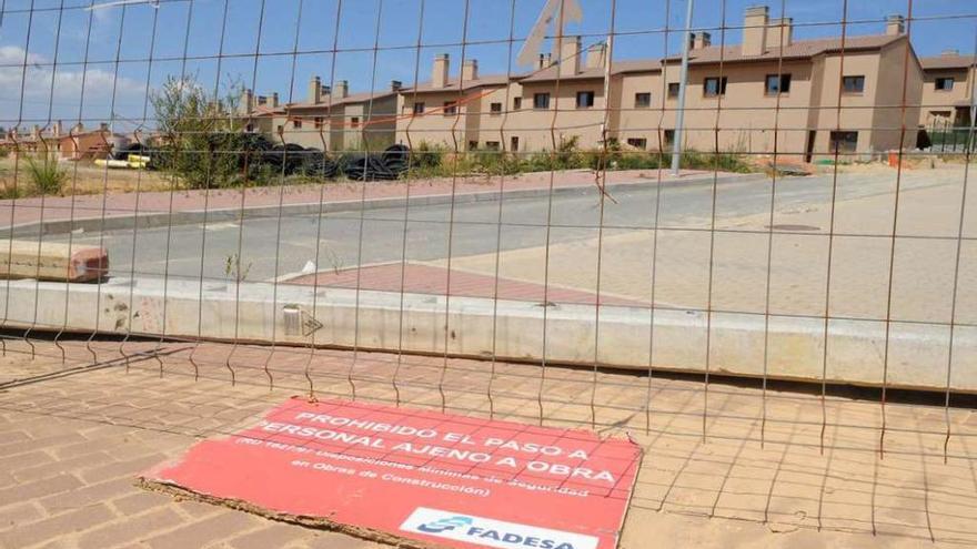 Viviendas a medio construir en la urbanización de Costa Miño Golf.