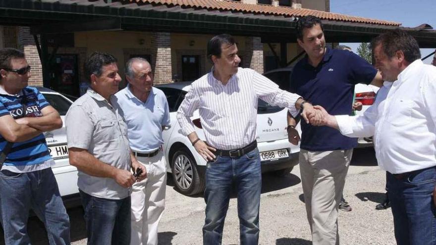 Fernando Martíne-Maillo saluda a los alcaldes al llegar ayer a San Esteban del Molar.