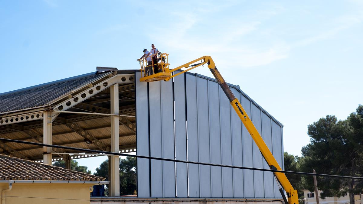 Operarios desmontan los muros perimetrales del hangar del Fortuna en la base naval de Portopí