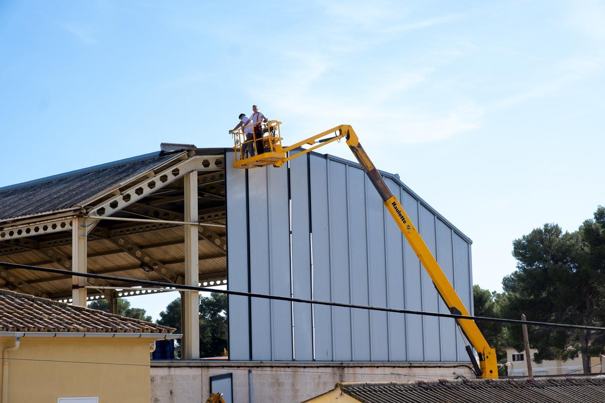 Operarios desmontan los muros perimetrales del hangar del Fortuna en la base naval de Portopí