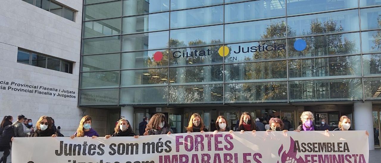 Mujeres de la Asamblea Feminista de València frente a la Ciutat de la Justícia.